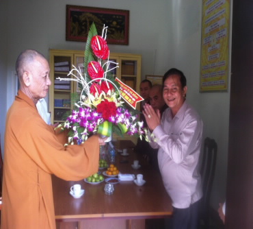 Da Nang city Committee for Religious Affairs visits Buddhist Intermediate School on occasion of Teacher’s Day
